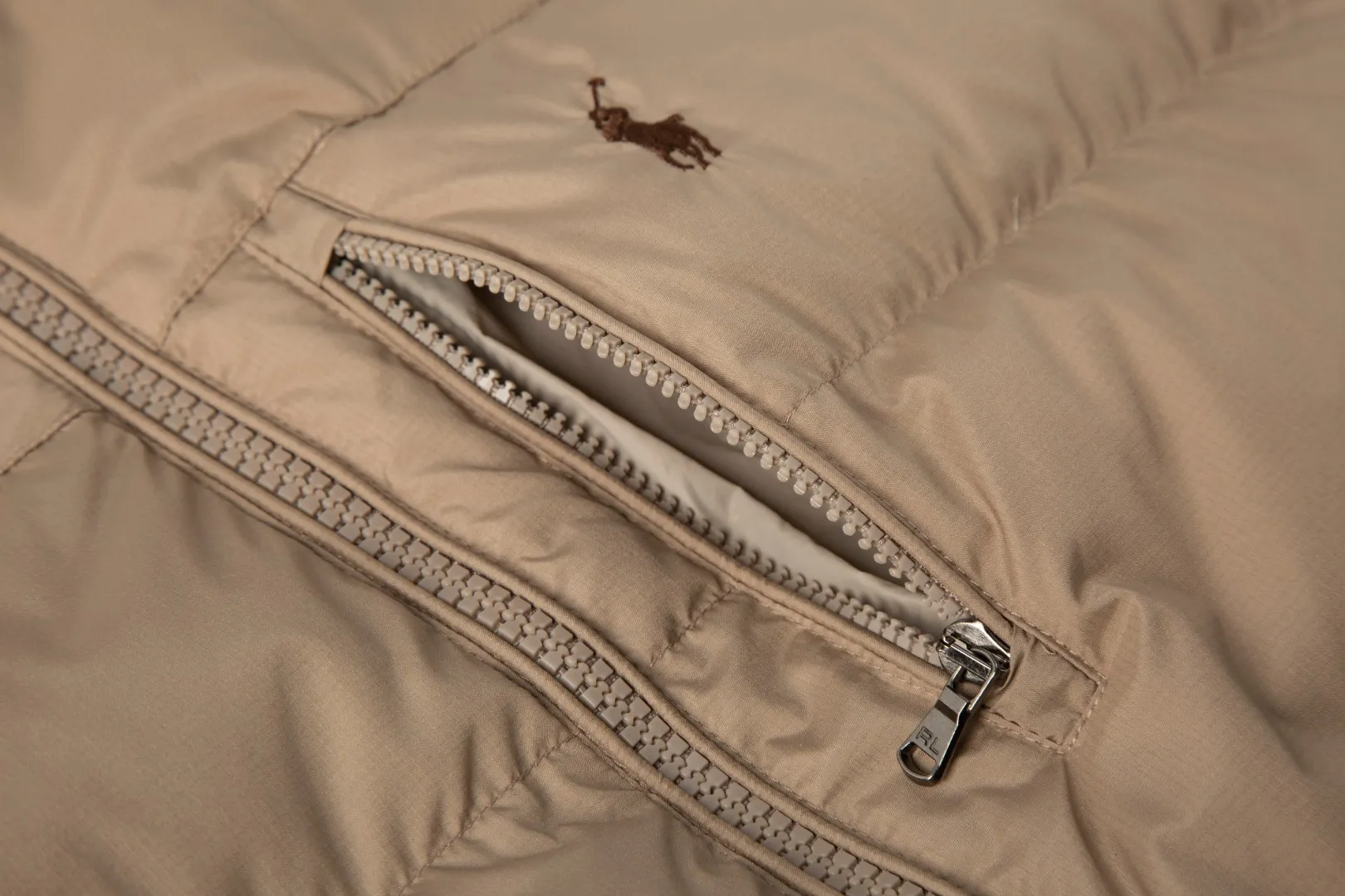 P460 White background picture [Popular in winter] Style number: 25118# Color: Black/Navy/Apricot/Sand Brown Size: S-XL - Ralph Lauren/Ralph Lauren 2025FW Popular winter items stand-up collar multi-zip three-proof GorHam vest down vest - 0.15 grid nylon coating on the face for light three-proof built-in 360T anti-drilling velvet coated gallbladder - corn tooth high-quality resin zipper Five large and small partition zippers on the whole body. Separate mold opening - original mold opening with originality. Full set of customized accessories. 100% detail processing - RL Ralph Lauren classic best-selling small label down vest. Best-selling offline in North America and out of stock all year round. Black and blue basic two-color. 25 new with apricot brown two-color. Simple and versatile. Double internal and external zippers. Very practical. Elastic elastic cord at the hem. Free elastic adjustment. 350 grams of zoned down filling. Warm and comfortable. Warm for winter.